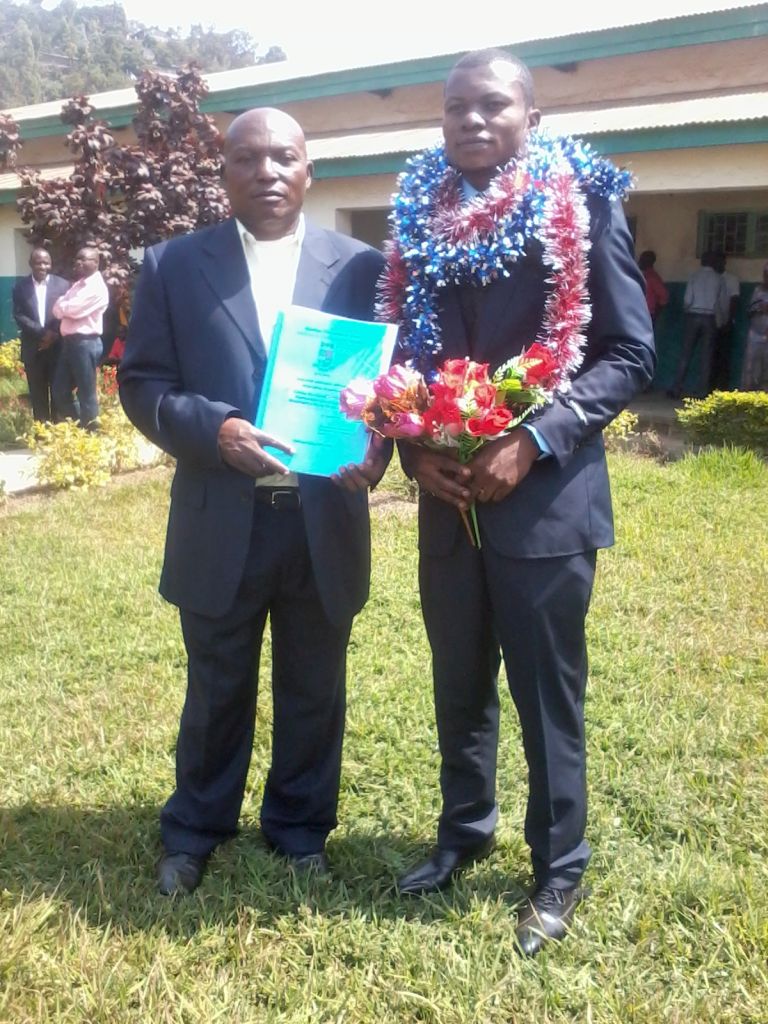 医師になったコンゴ民主共和国の奨学生と父親　2014年